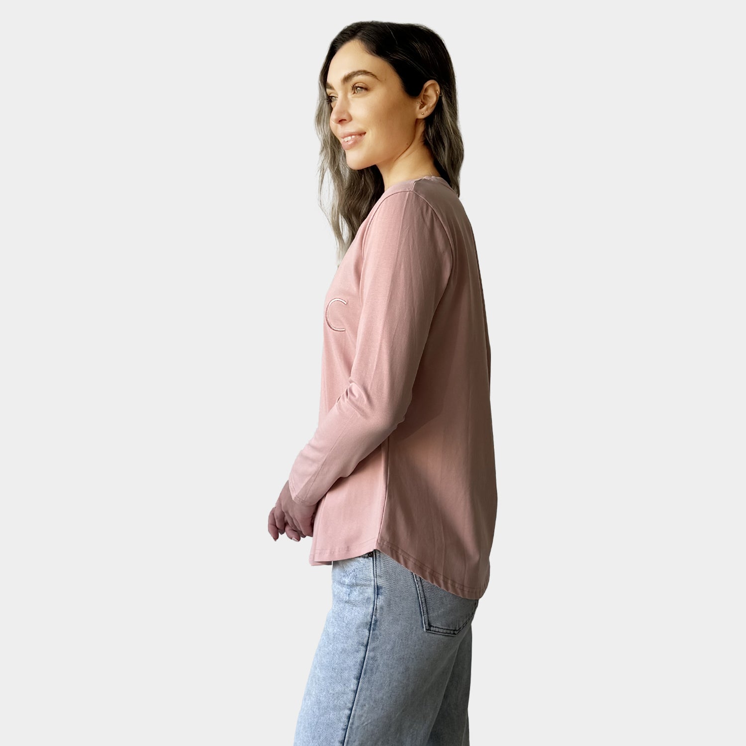 AM24027 V NECK EMBROIDERY LETTERS TEE