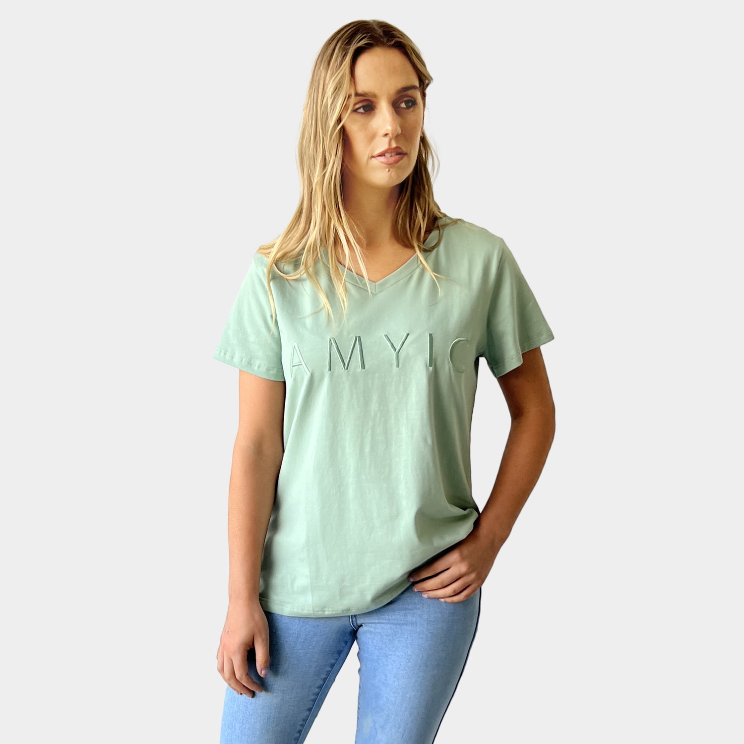 AM023043 EMBROIDERY LETTERS V NECK TEE