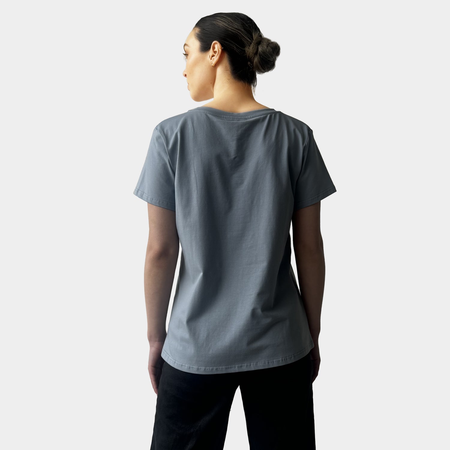 AM023043 EMBROIDERY LETTERS V NECK TEE