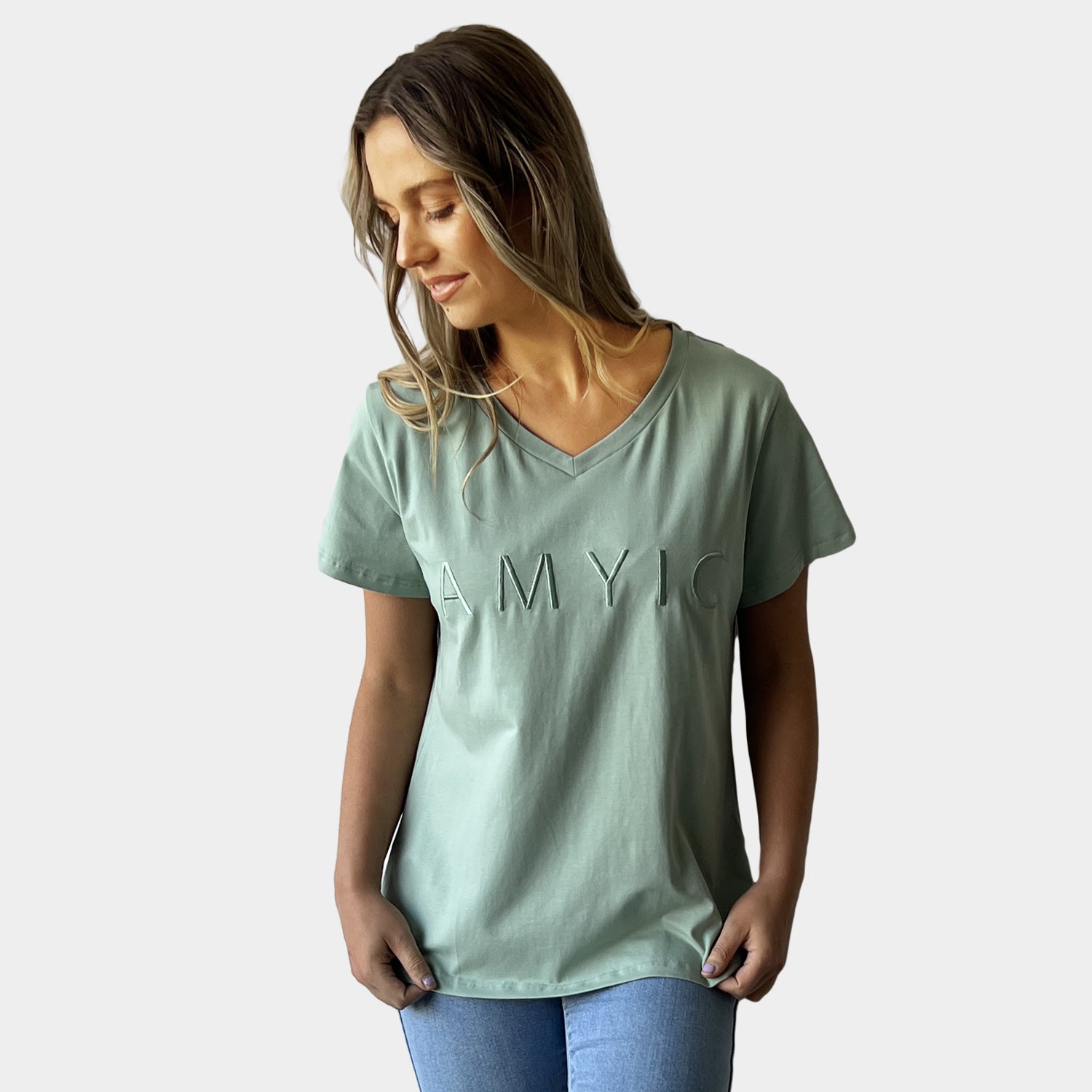 AM023043 EMBROIDERY LETTERS V NECK TEE