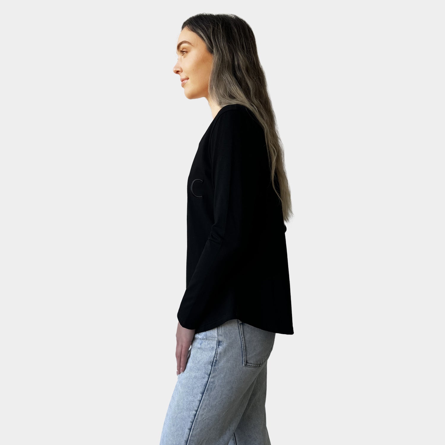 AM24027 V NECK EMBROIDERY LETTERS TEE