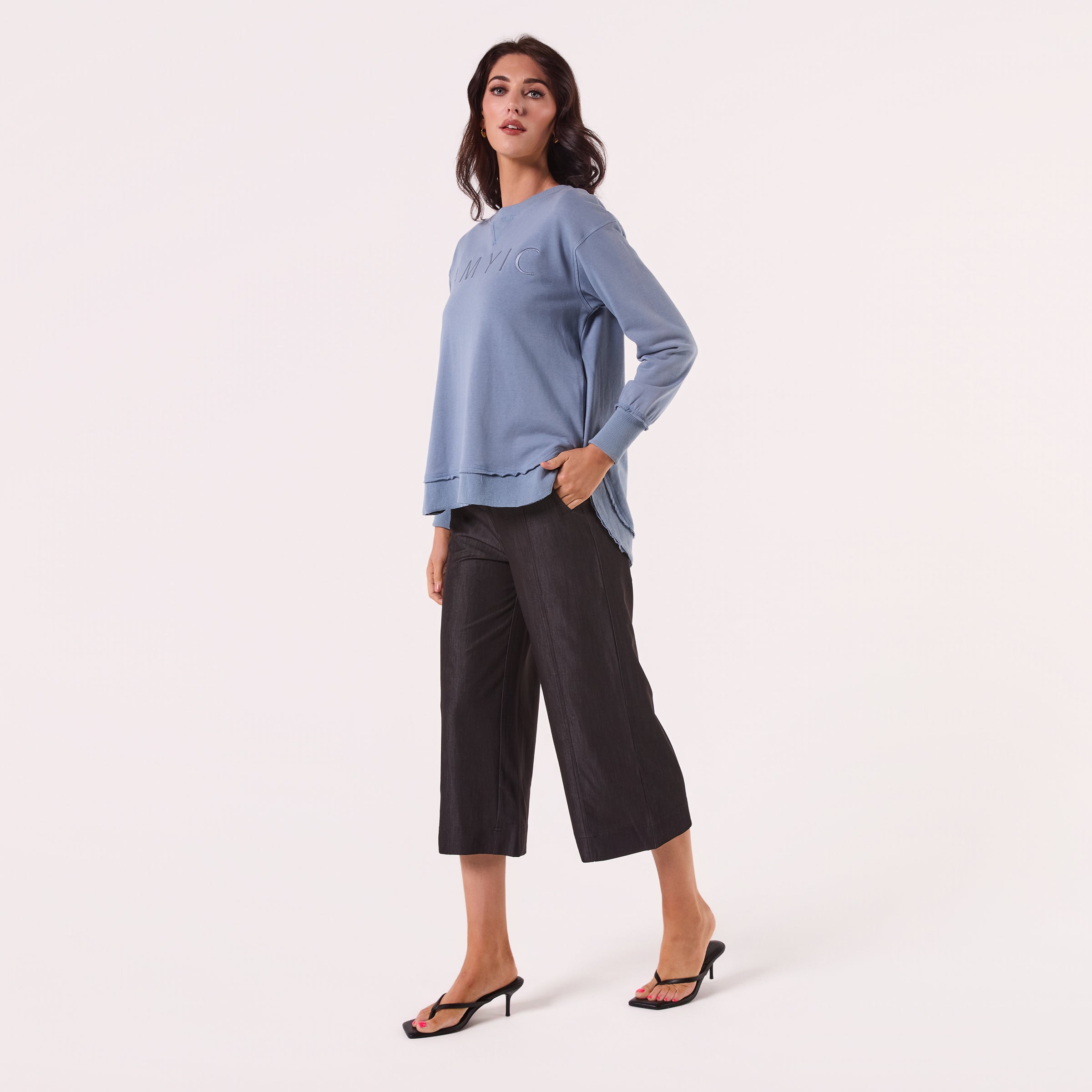 AM022161 DENIM BLUE EMBROIDERY SWEATSHIRT