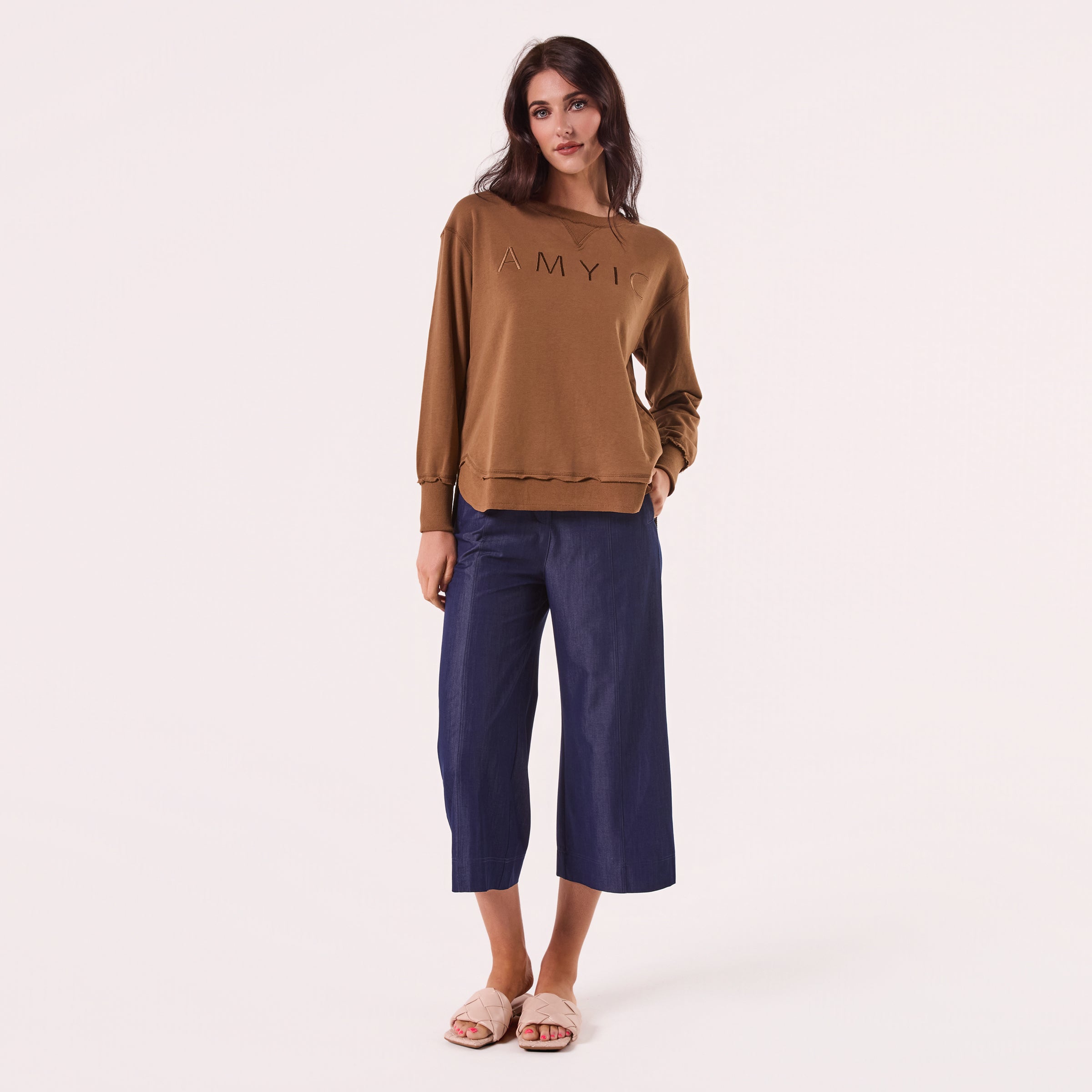 AM022161 MOCHA EMBROIDERY SWEATSHIRT