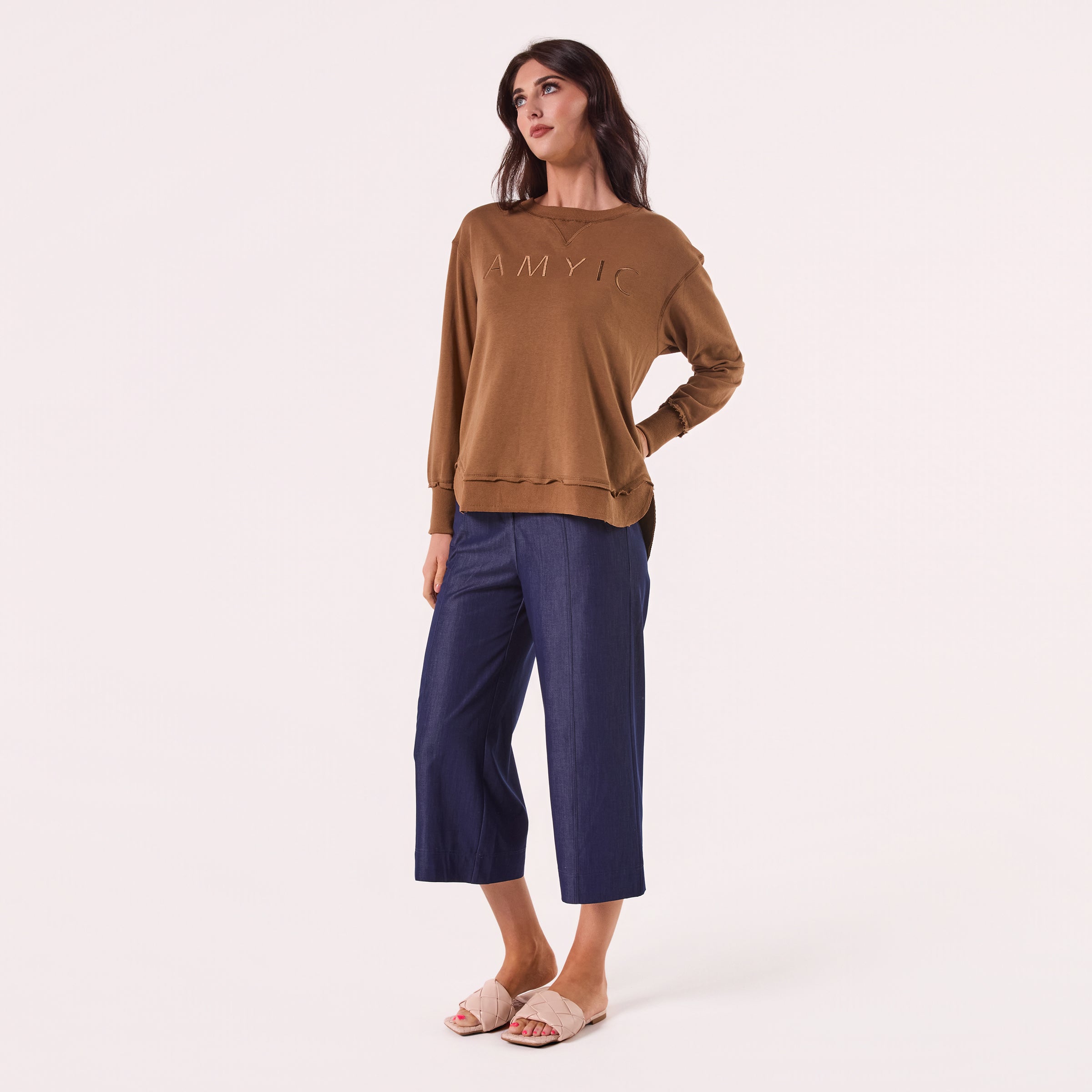 AM022161 MOCHA EMBROIDERY SWEATSHIRT