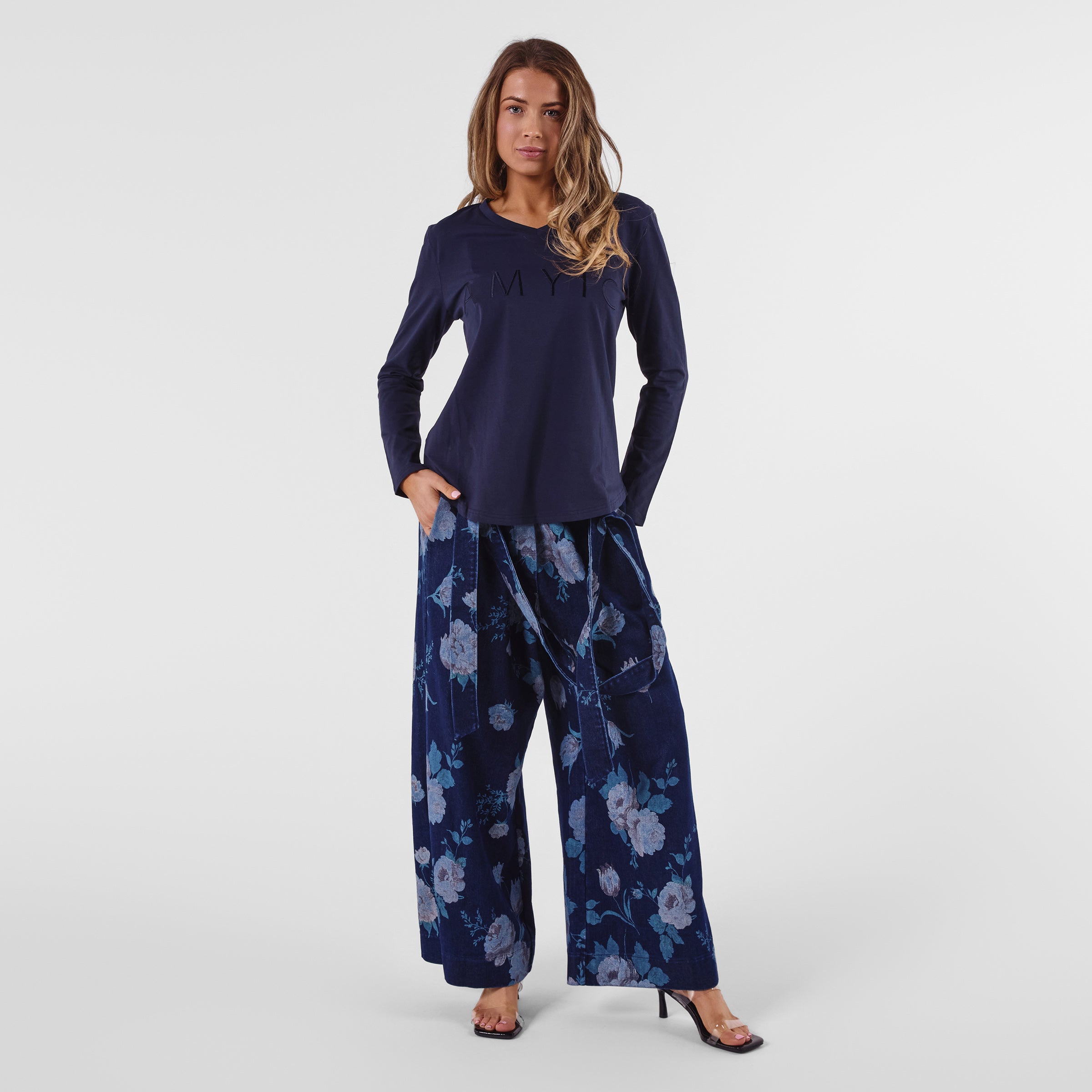 AM24027 V NECK EMBROIDERY LETTERS TEE