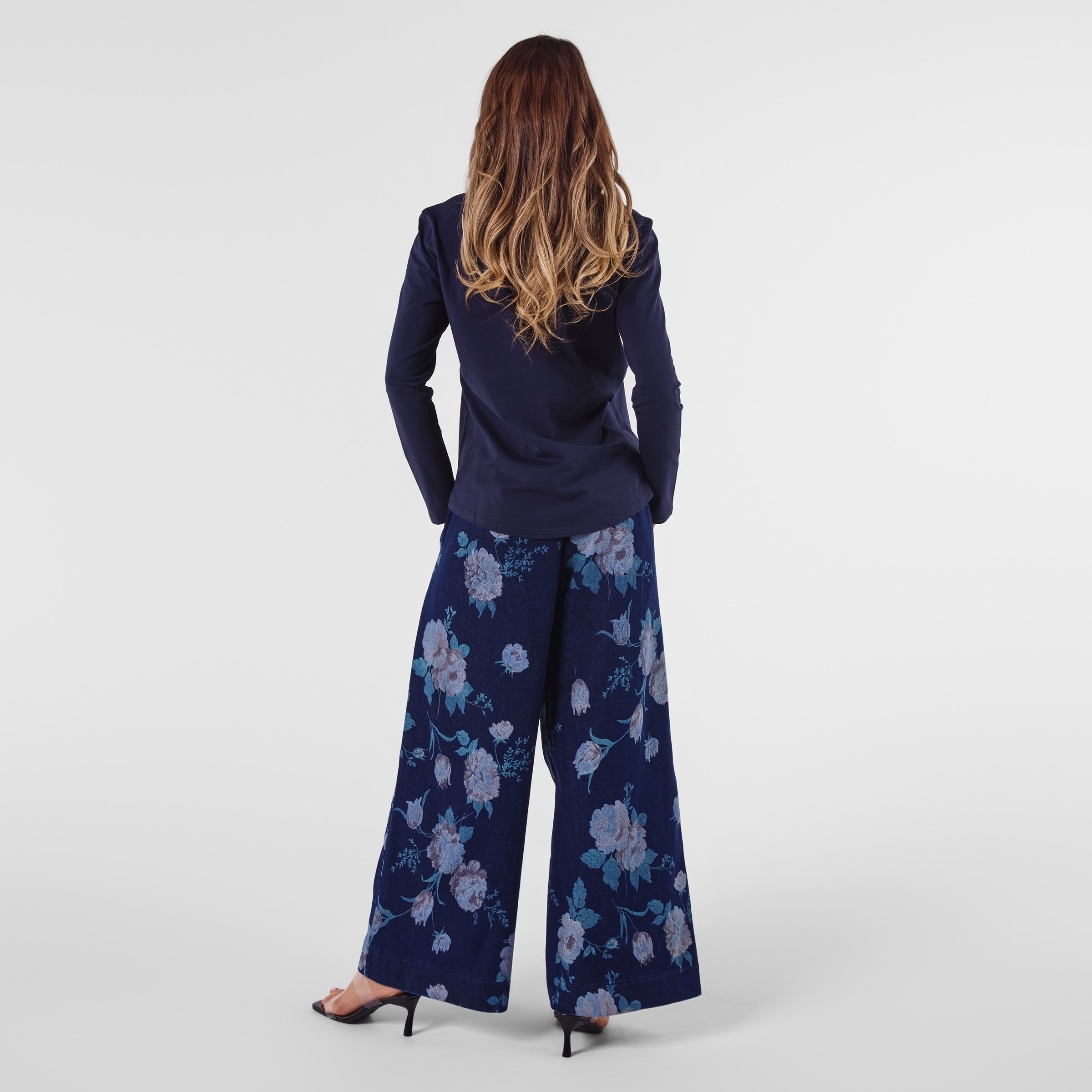 AM24027 V NECK EMBROIDERY LETTERS TEE