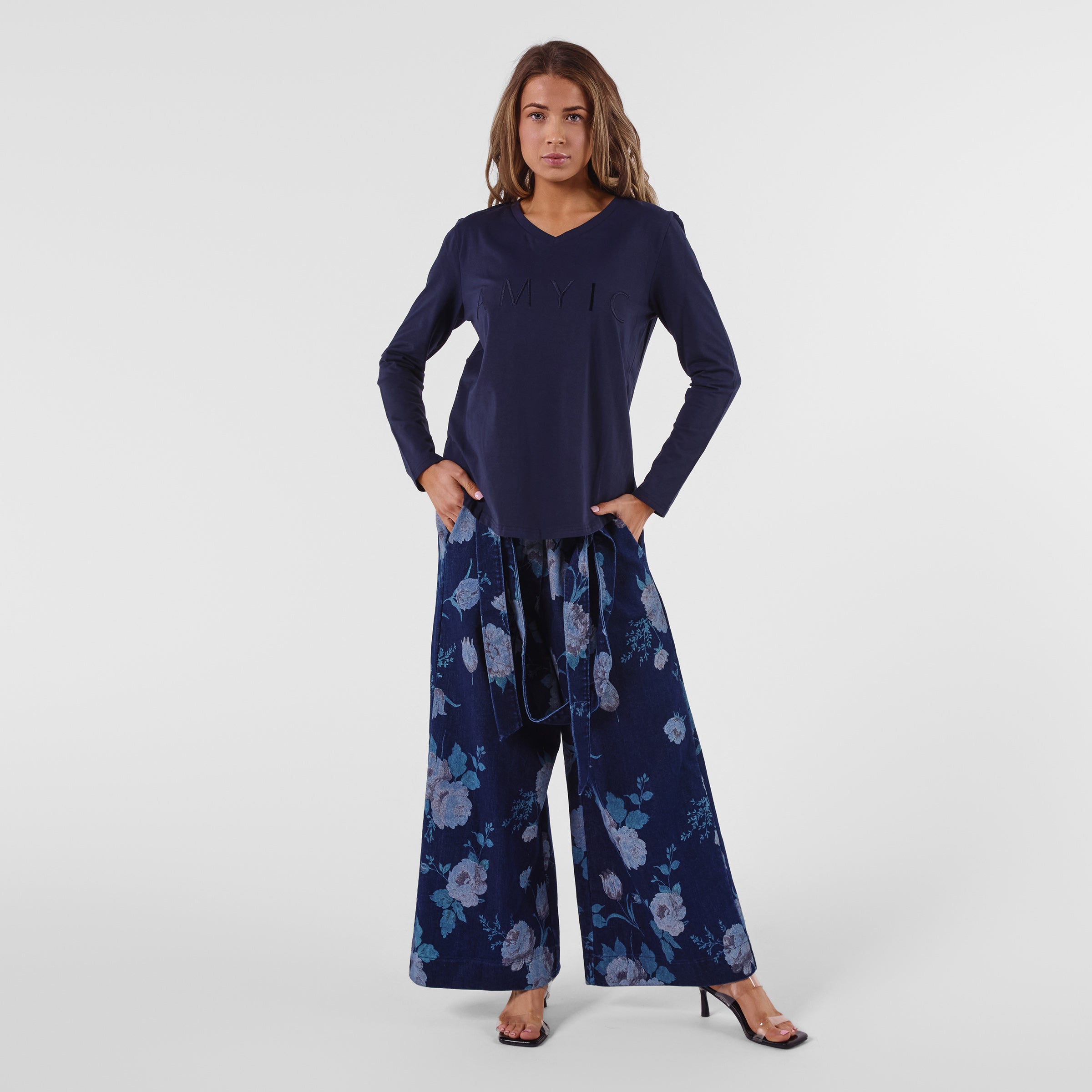 AM24027 V NECK EMBROIDERY LETTERS TEE