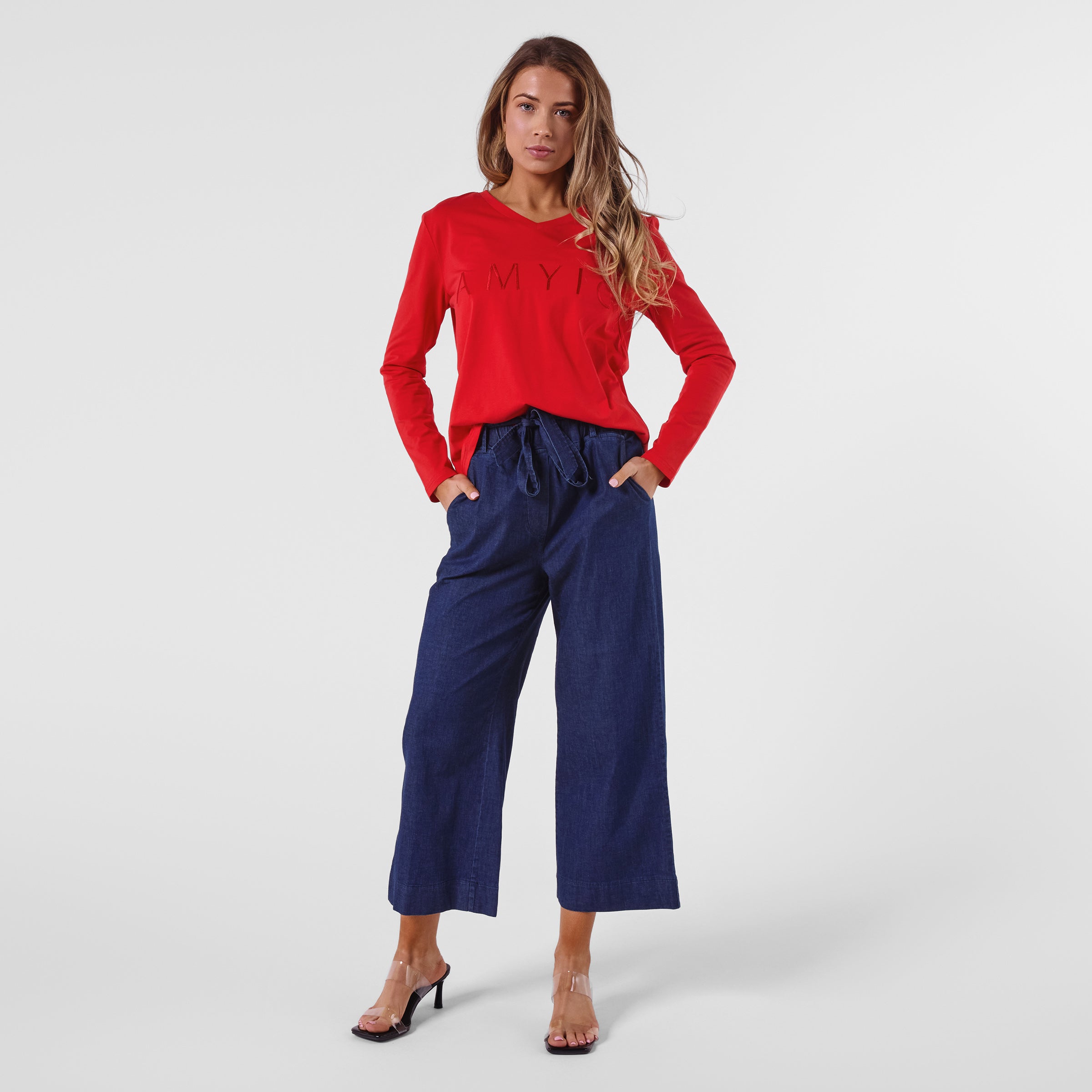 AM24027 V NECK EMBROIDERY LETTERS TEE