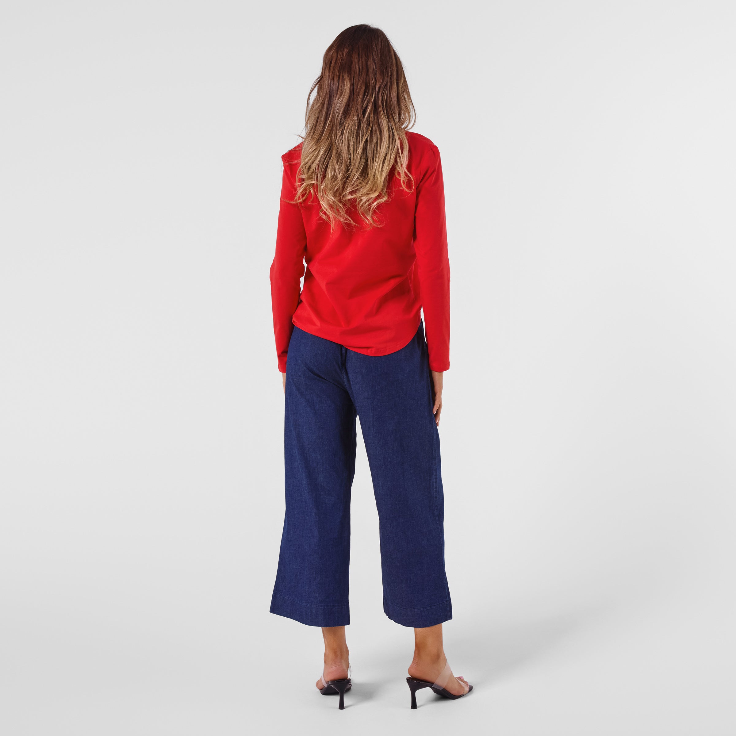 AM24027 V NECK EMBROIDERY LETTERS TEE