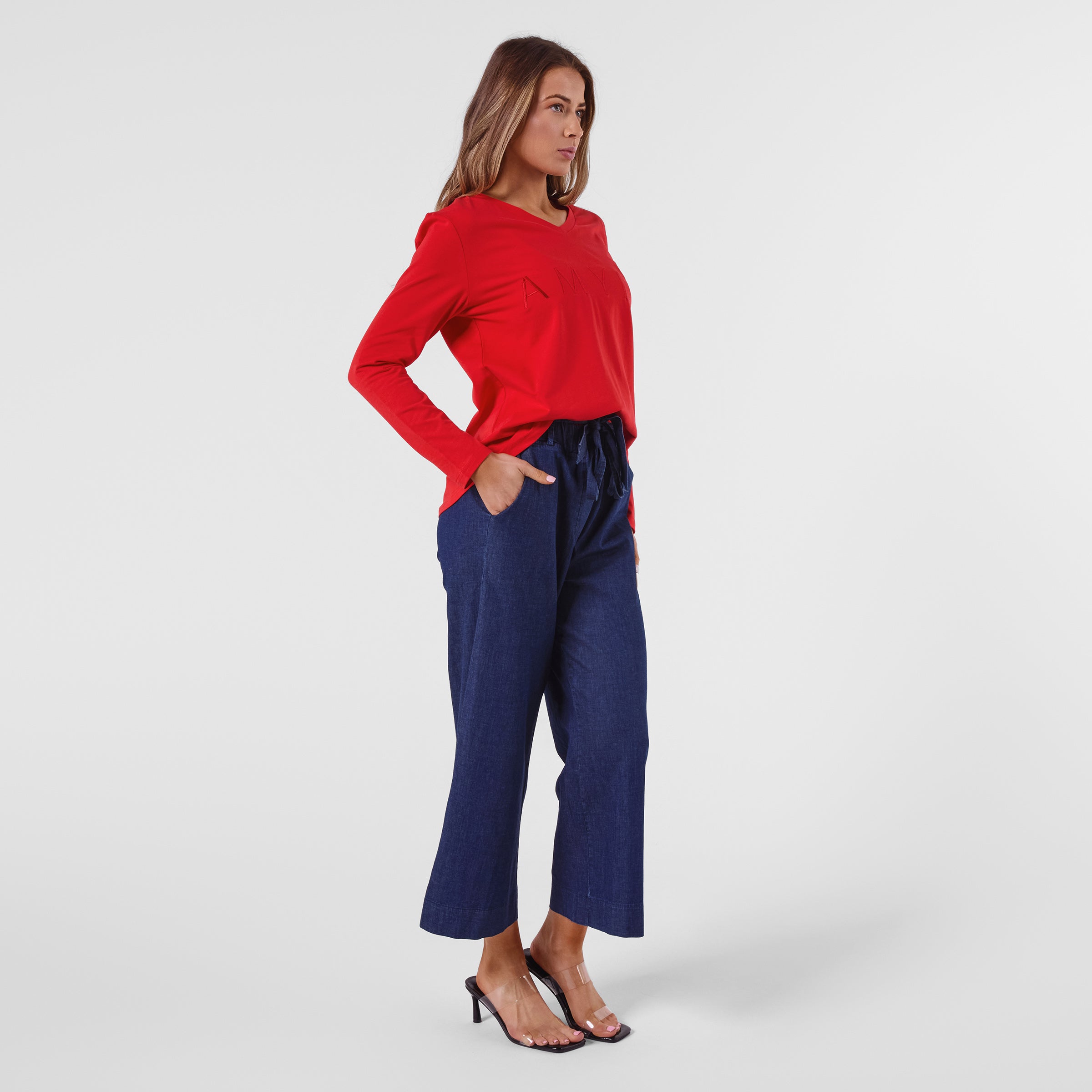 AM24027 V NECK EMBROIDERY LETTERS TEE