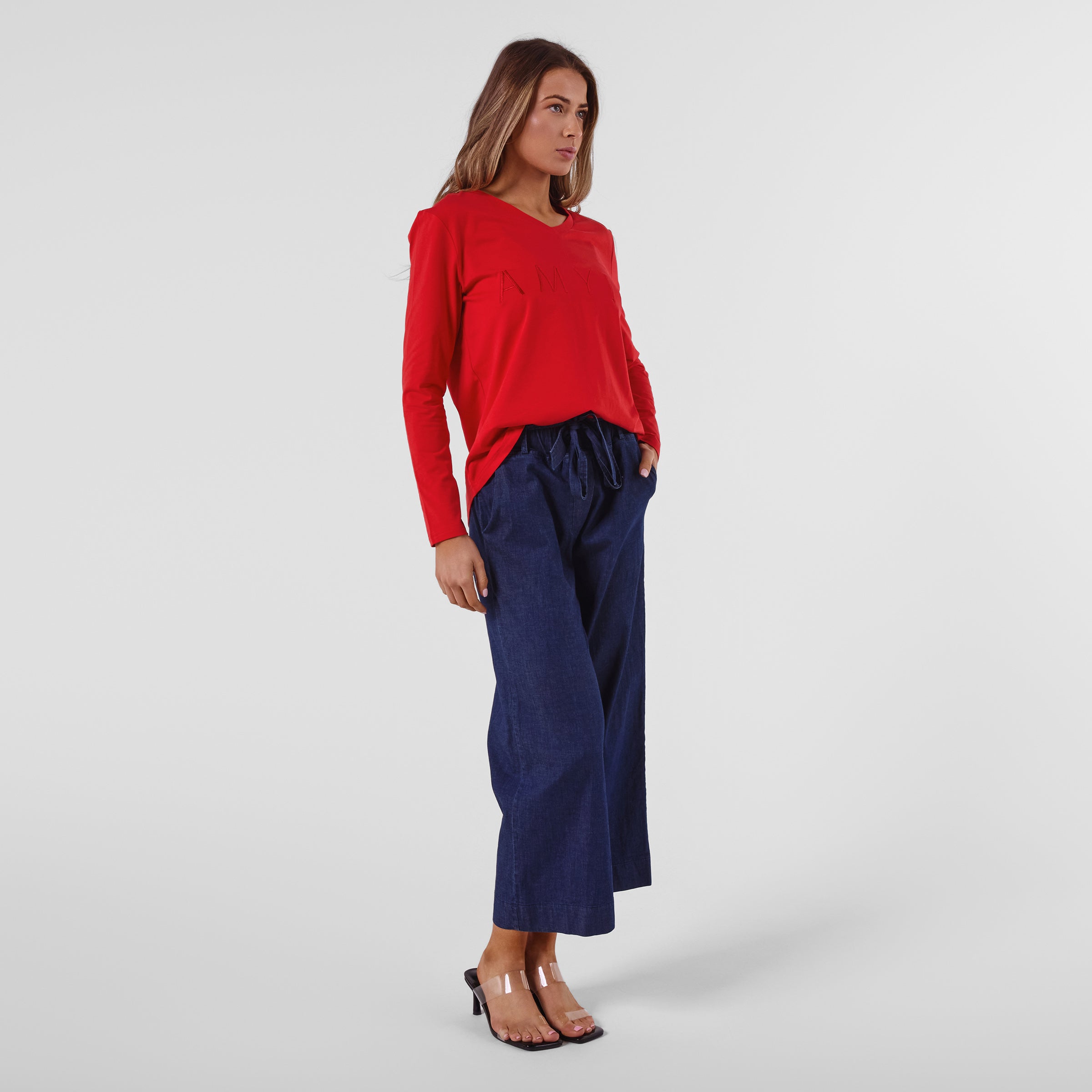 AM24027 V NECK EMBROIDERY LETTERS TEE