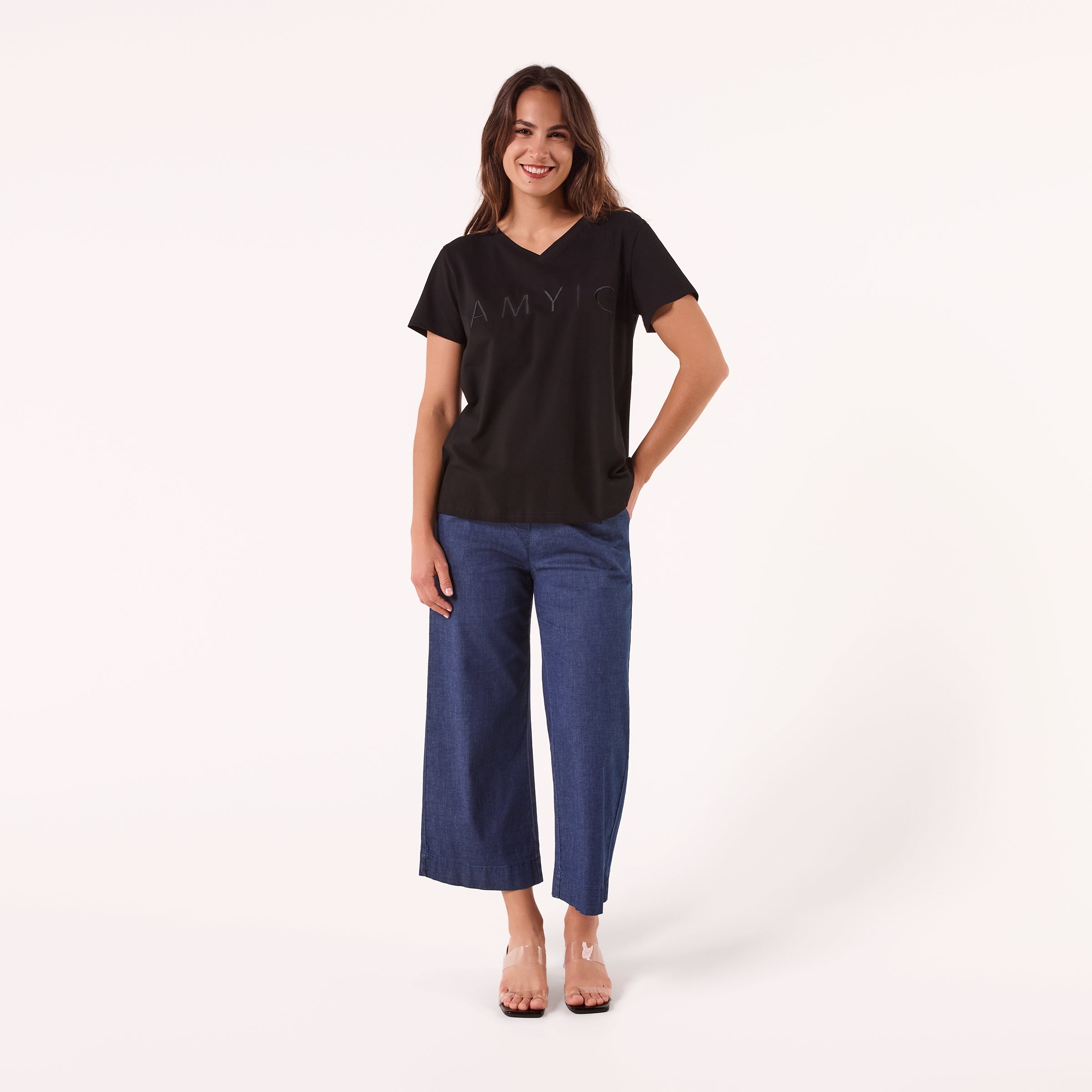 AM023043 EMBROIDERY LETTERS V NECK TEE