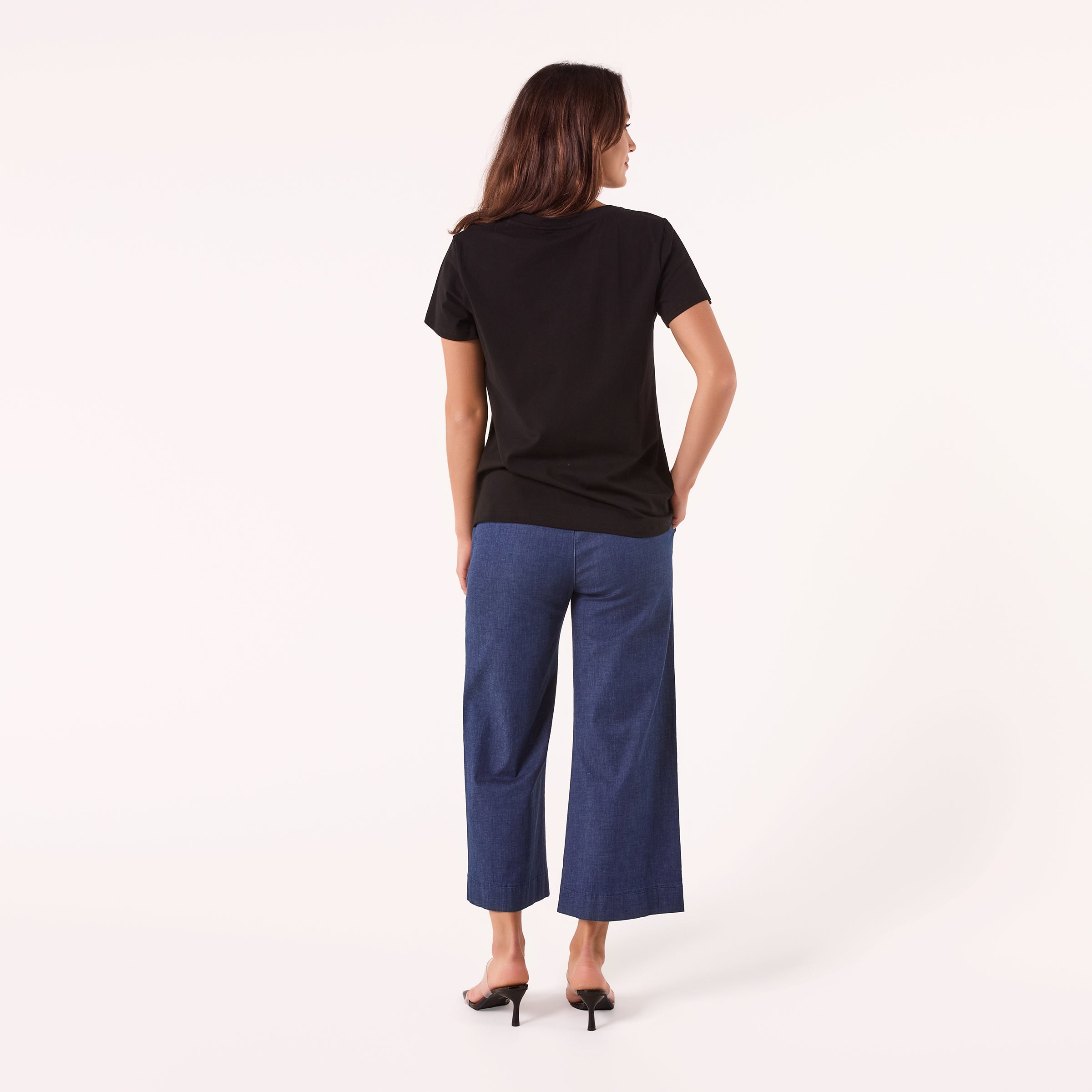 AM023043 EMBROIDERY LETTERS V NECK TEE