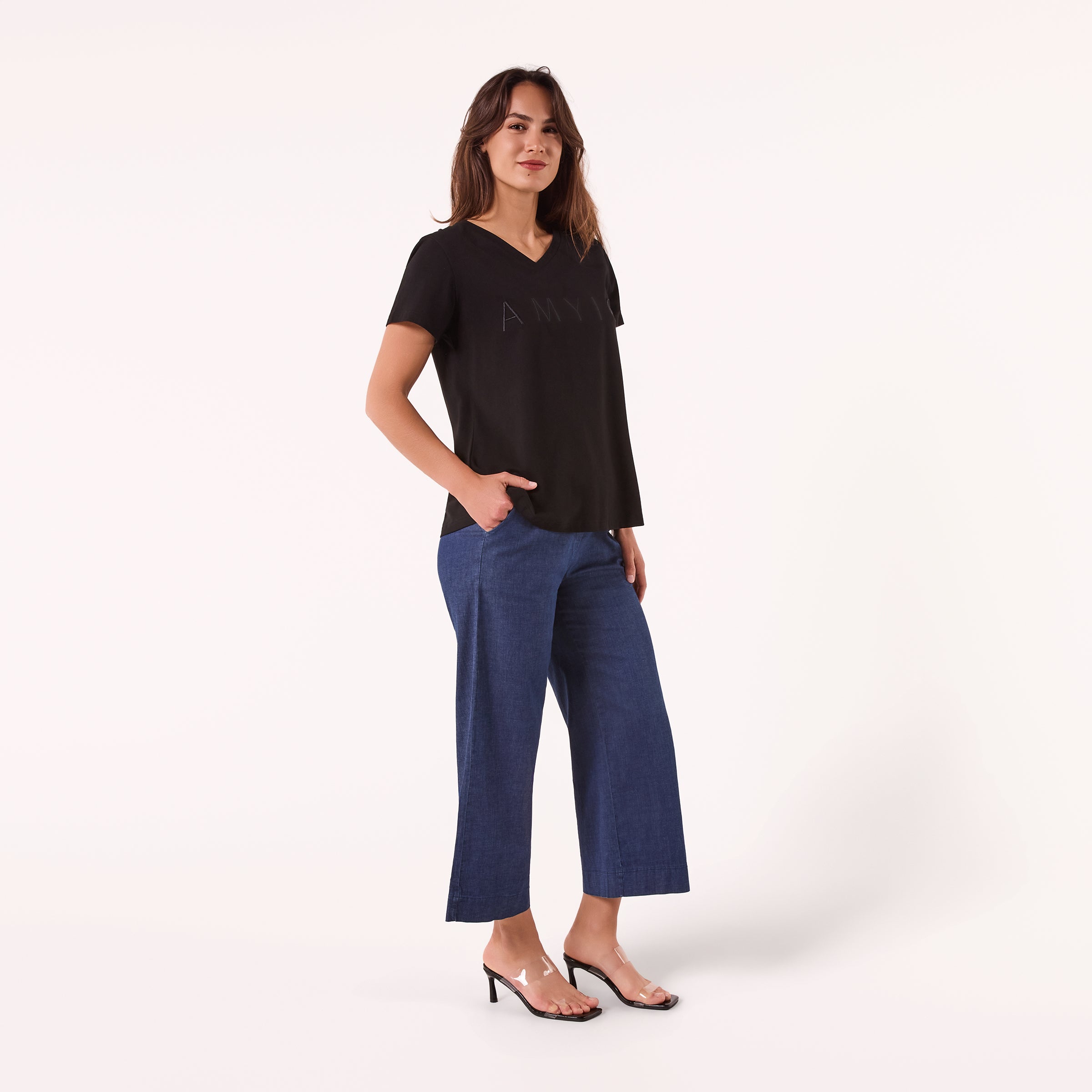 AM023043 EMBROIDERY LETTERS V NECK TEE