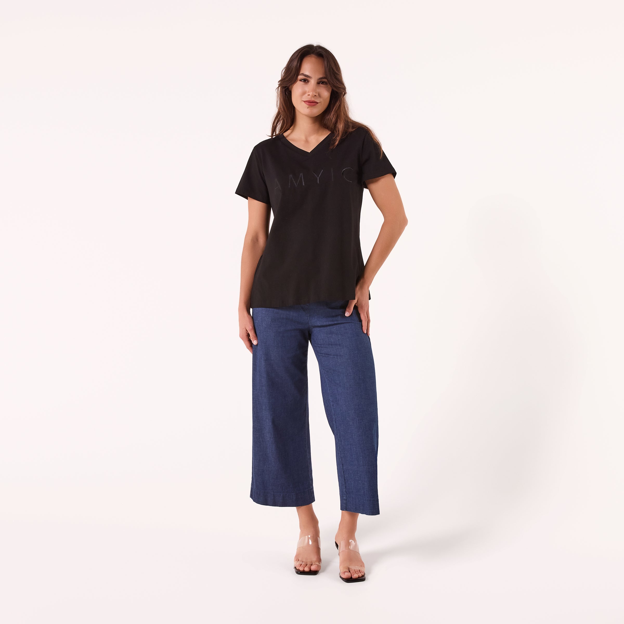 AM023043 EMBROIDERY LETTERS V NECK TEE