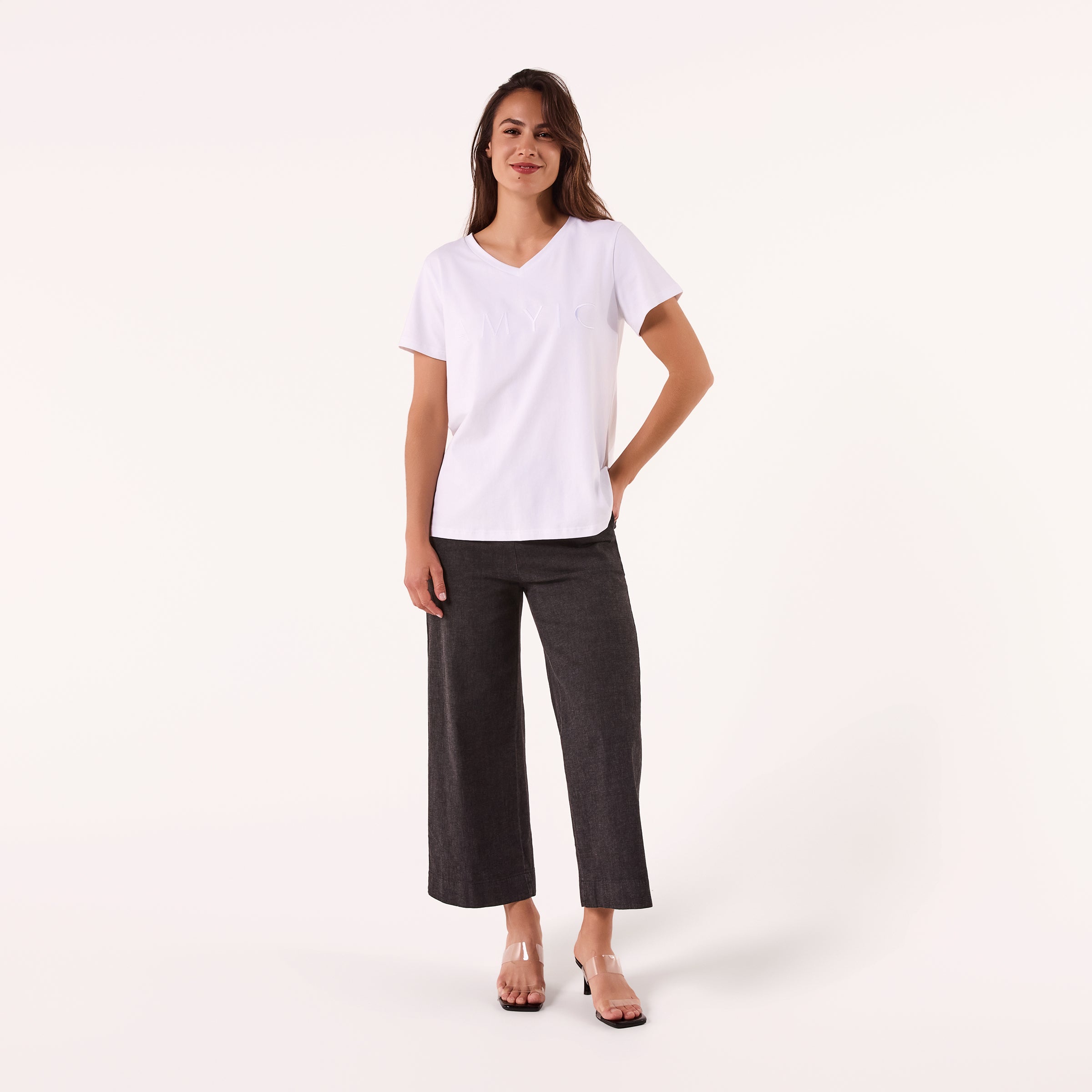 AM023043 EMBROIDERY LETTERS V NECK TEE