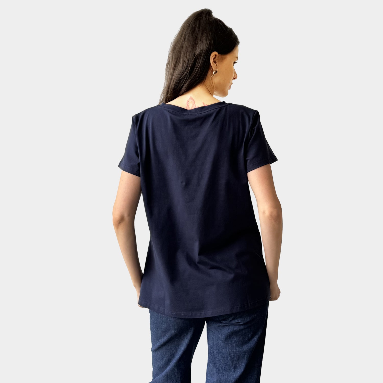 AM023043 EMBROIDERY LETTERS V NECK TEE