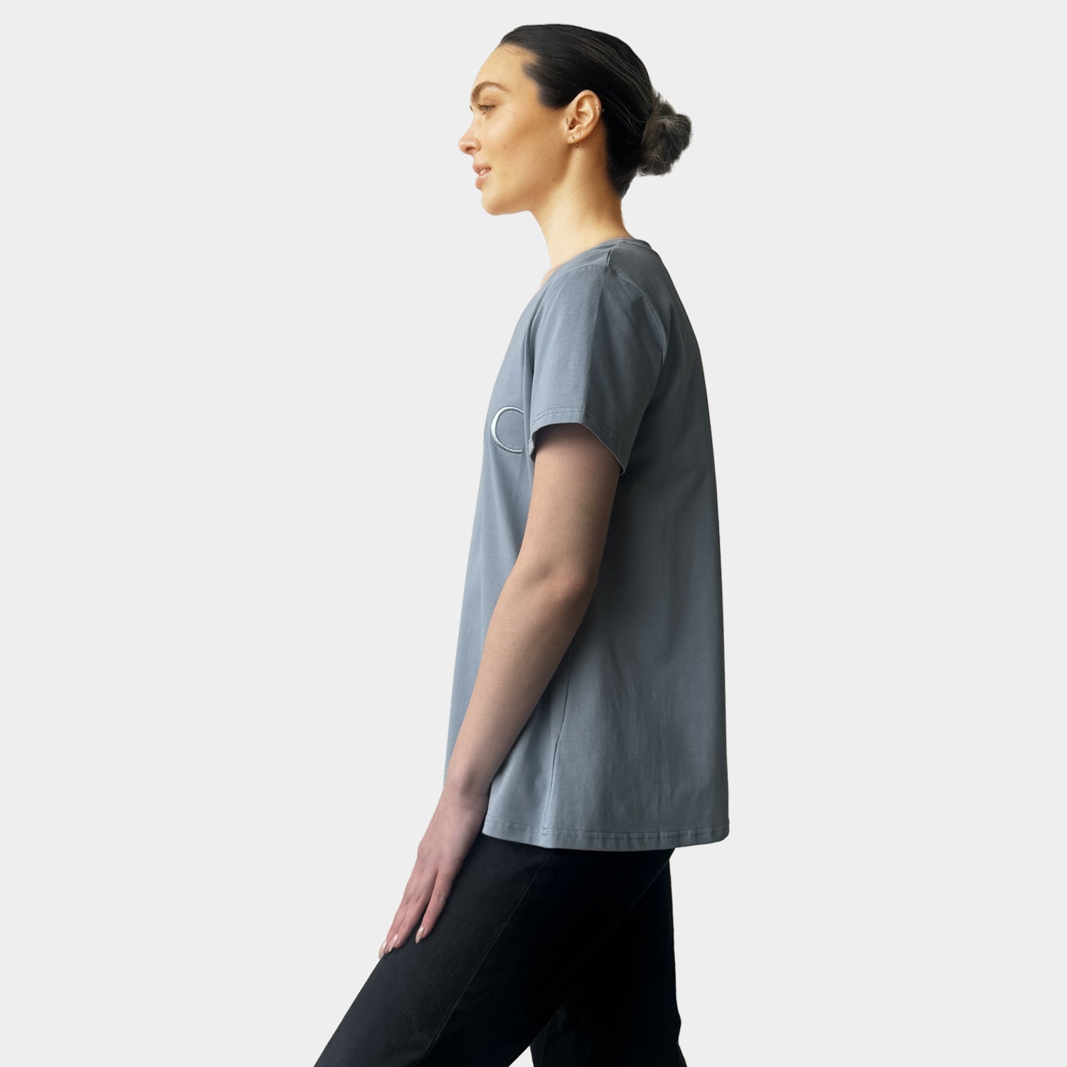 AM023043 EMBROIDERY LETTERS V NECK TEE