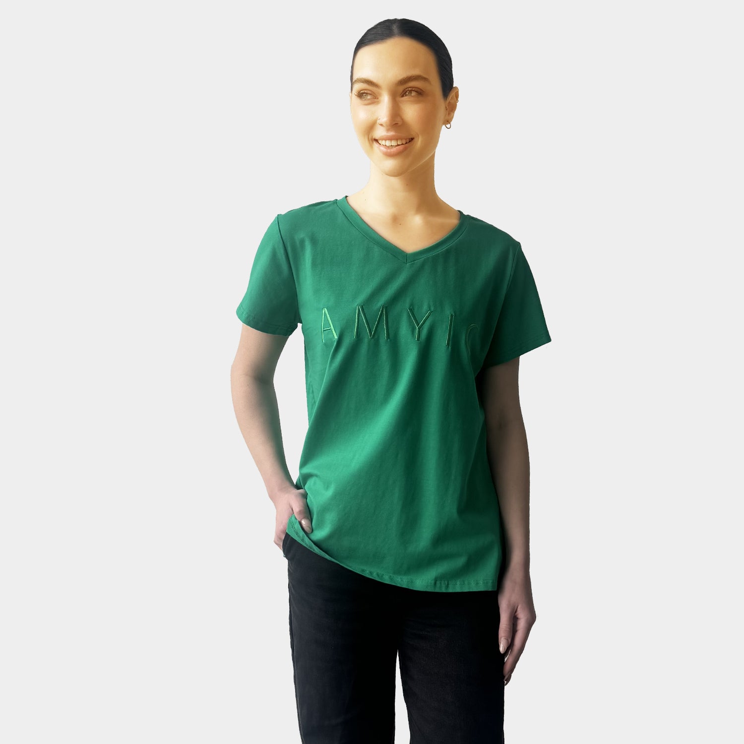 AM023043 EMBROIDERY LETTERS V NECK TEE