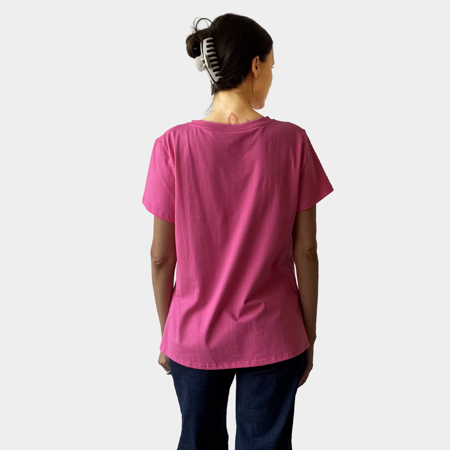 AM023043 EMBROIDERY LETTERS V NECK TEE