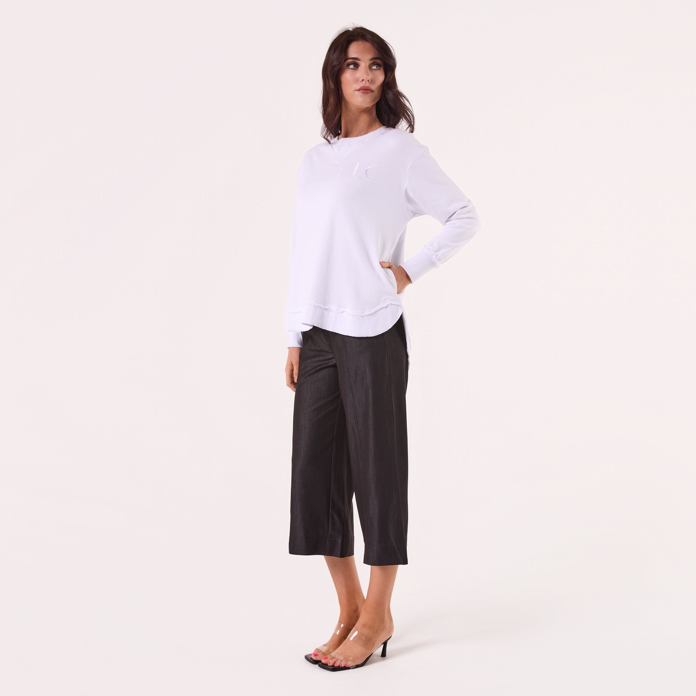 AM022161 WHITE  EMBROIDERY SWEATSHIRT