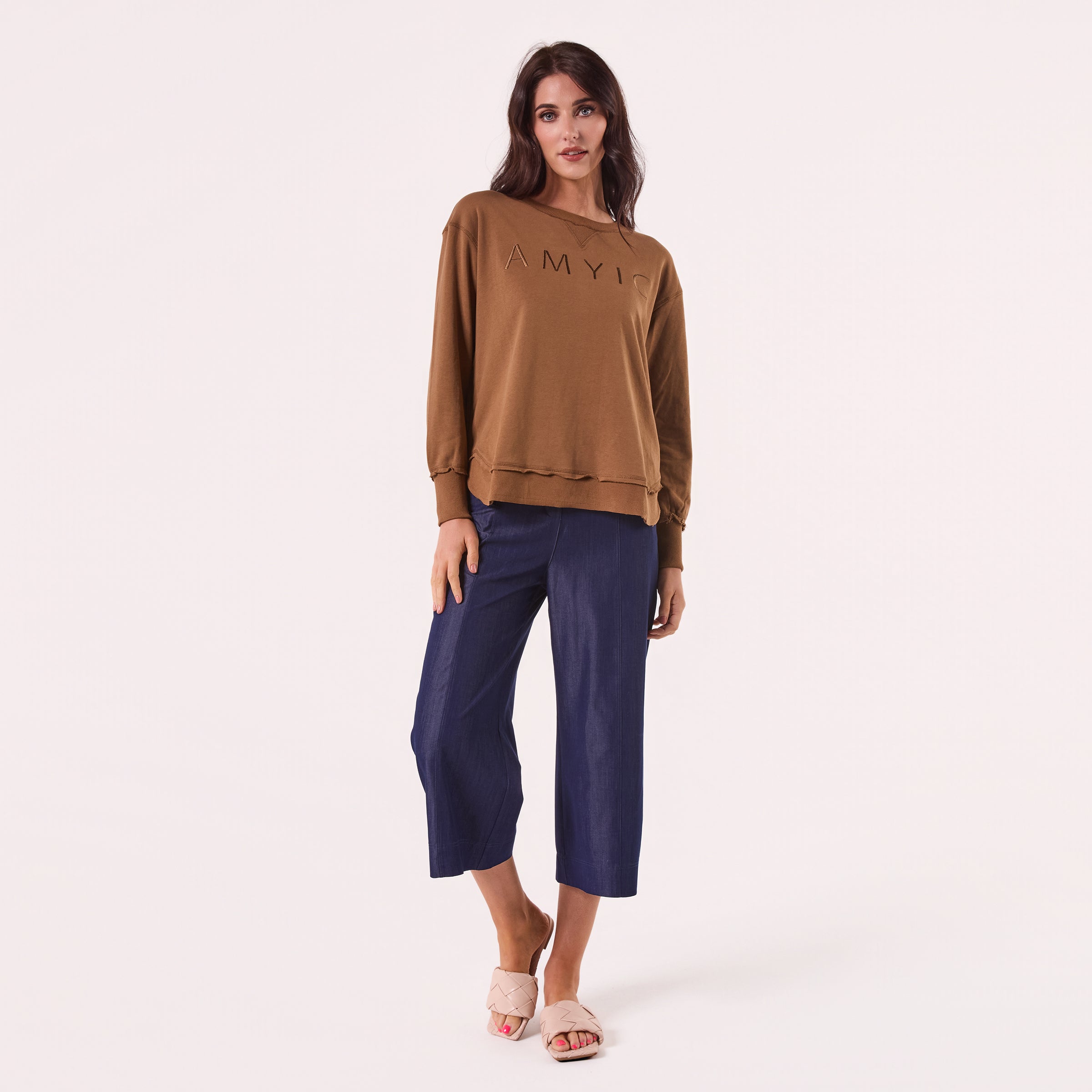 AM022161 MOCHA EMBROIDERY SWEATSHIRT